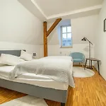 Fullhouse - - M18 - Fahrstuhl - Smarttv - Marktlage