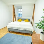 Fullhouse - - M18 - Fahrstuhl - Smarttv - Marktlage