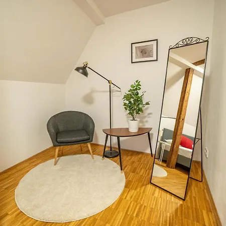 Fullhouse - - M18 - Fahrstuhl - Smarttv - Marktlage