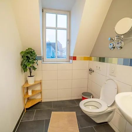 Fullhouse - - M18 - Fahrstuhl - Smarttv - Marktlage *
