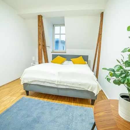 Fullhouse - - M18 - Fahrstuhl - Smarttv - Marktlage