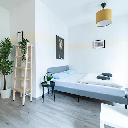 Fullhouse - - M18 - Fahrstuhl - Smarttv - Marktlage *