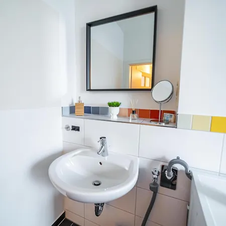 Fullhouse - - M18 - Fahrstuhl - Smarttv - Marktlage