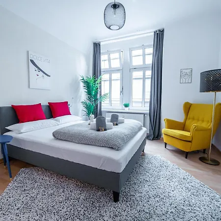 Fullhouse - - M18 - Fahrstuhl - Smarttv - Marktlage Erfurt