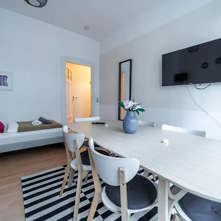 Fullhouse - - M18 - Fahrstuhl - Smarttv - Marktlage *