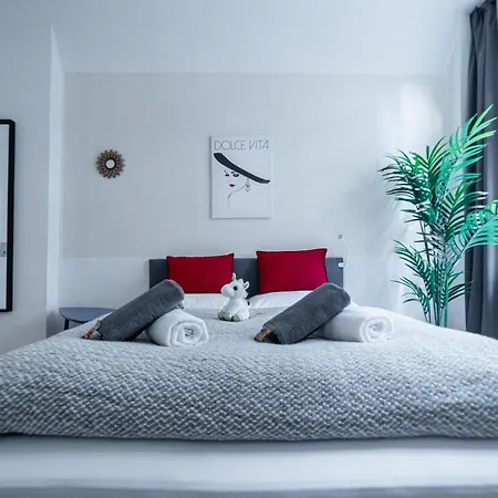 Fullhouse - - M18 - Fahrstuhl - Smarttv - Marktlage * Эрфурт